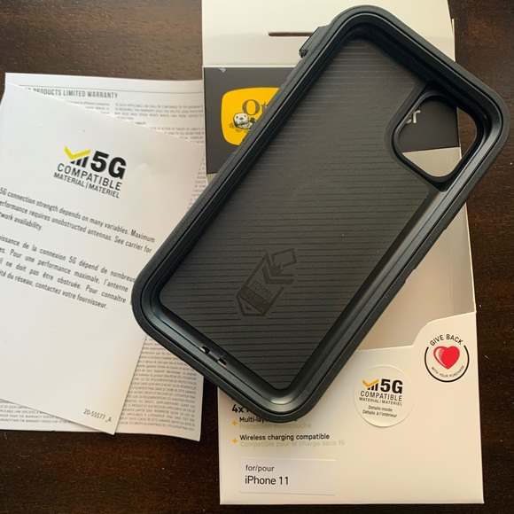 iPhone 11 and iPhone XR Otterbox Defender case - Picture 3 of 6